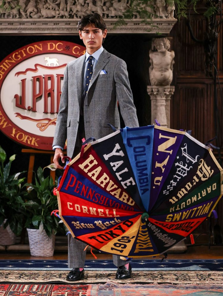 Pennant umbrella held in a tailored look